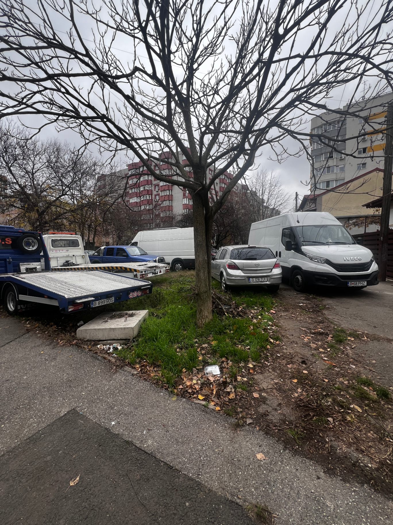 Vehicul abandonat pe Strada Sergent Major Topliceanu Vasile 2