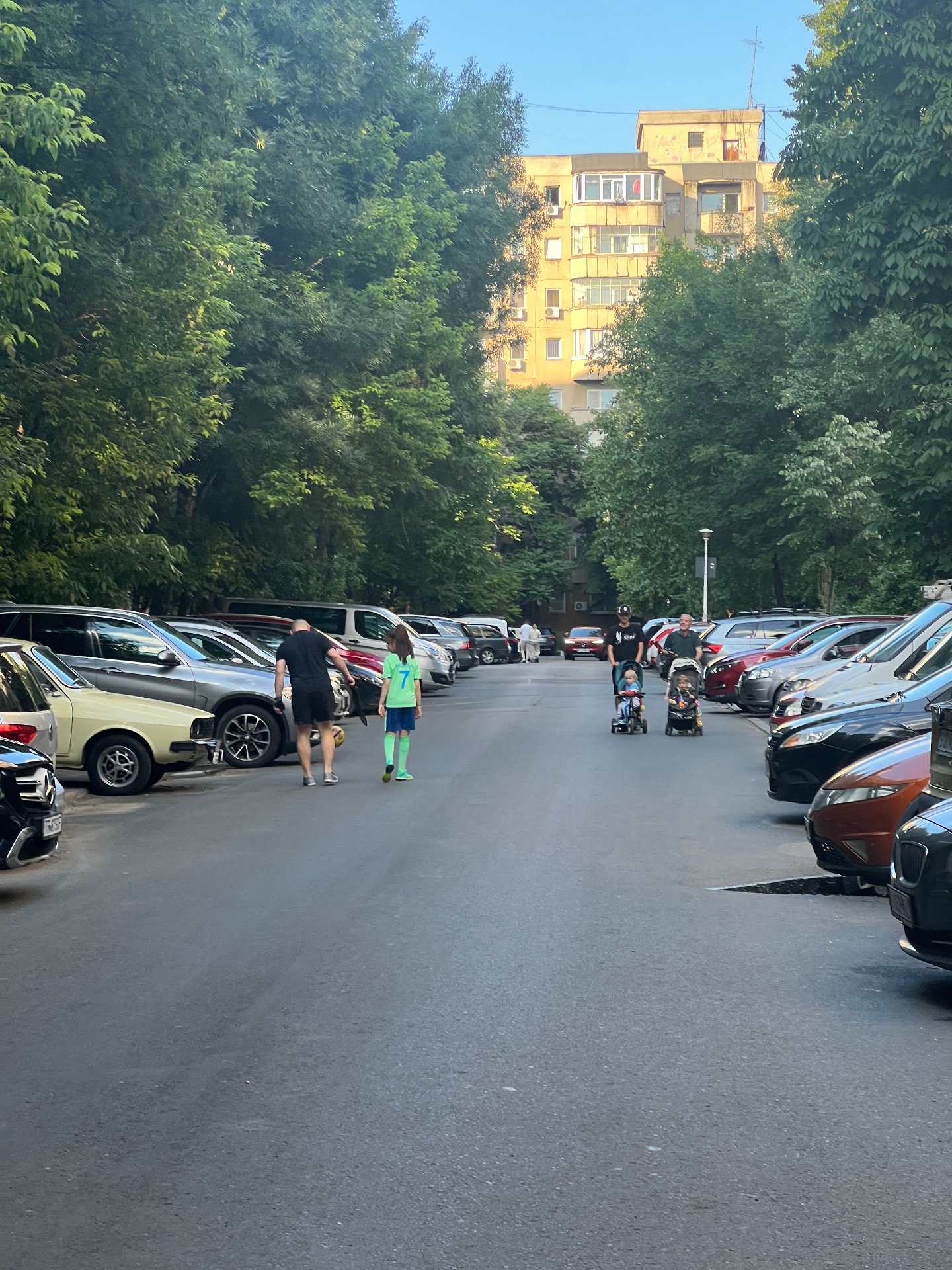 Trotuare blocate de autoturisme pe intregimea strazii Dorneasca